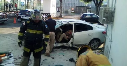 Dos personas prensadas, saldo de aparatoso accidente en colonia Universidades