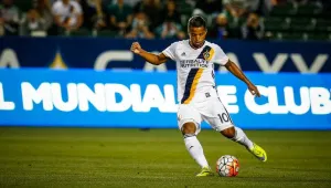 Afición de Santos recibe a Gio al grito de: Borracho, borracho