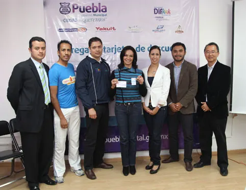 Entrega SMDIF tarjeta de descuentos ”Cambia tus Hábitos con 5 Pasos” a trabajadores de empresas y