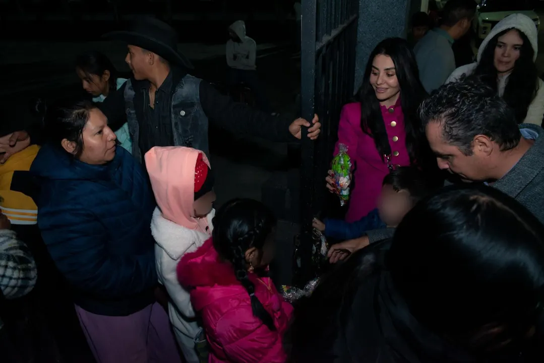 Más de mil aguinaldos entregó la diputada Nayeli Salvatori a habitantes del Distrito 18