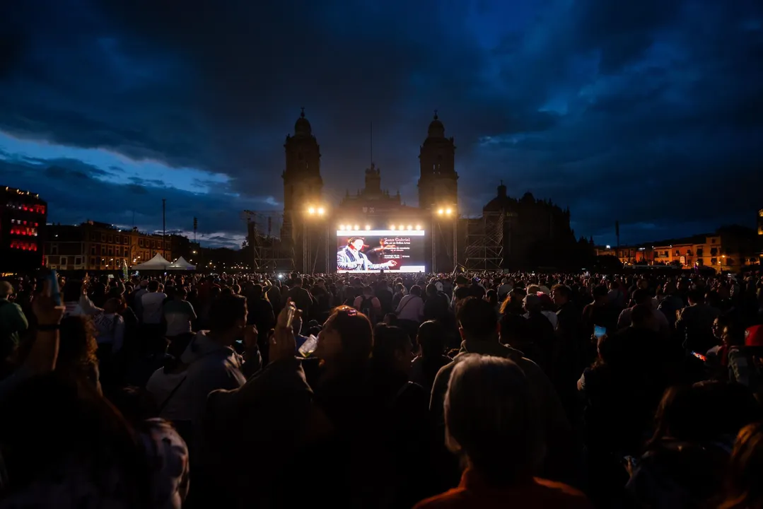 Juan Gabriel reúne a más de 70 mil personas en el Zócalo de CDMX con proyección de su concierto en Bellas Artes