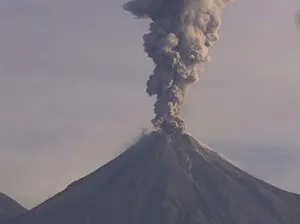 Aeropuerto de Colima cierra operaciones por caída de ceniza