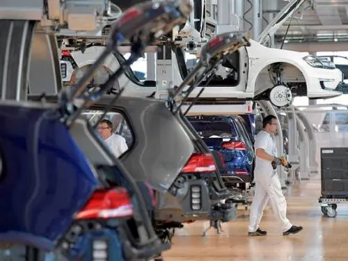 Trump analiza imponer aranceles a importaciones de autos