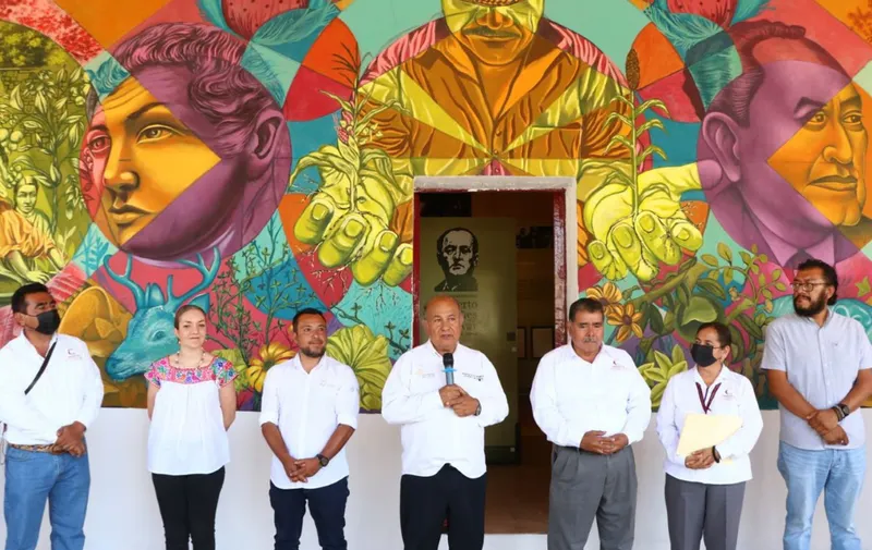 inaugura mural en Chiautla de Tapia