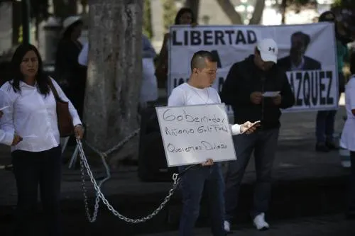 Exigen la liberación de Pacheco; hombre se cosió la boca