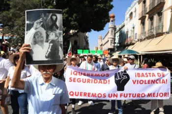 Jóvenes y adultos unen voces en masiva marcha de la Generación Z en Puebla