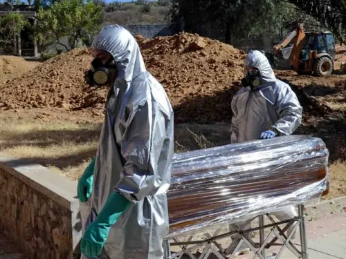 Cadáveres se acumulan en casas de Bolivia; cementerios están saturados