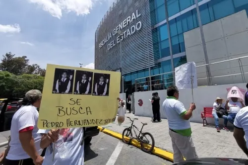 Familiares y amigos de adolescente desaparecido protestan afuera de la FGE