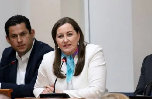 Felicita Martha Erika Alonso a AMLO tras recibir constancia de mayoría