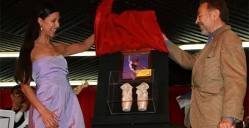 Elisa Carrillo regala zapatillas de ballet al salón Los Ángeles