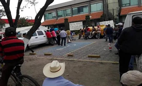Comerciantes entregaron la alcaldía de San Martín Texmelucan tras tomarla 9 días