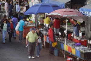 Cumplen orden de aprehensión contra líder de ambulantes