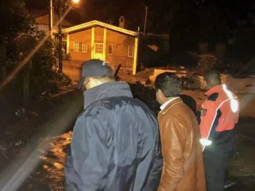Van 3 muertos por río y presa de Michoacán desbordados