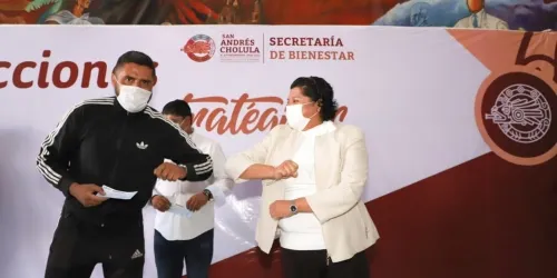 Karina Pérez Popoca entrega apoyos económicos y despensas a entrenadores deportivos