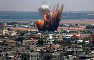 Por tercer día seguido, Francia bombardea posiciones del EI