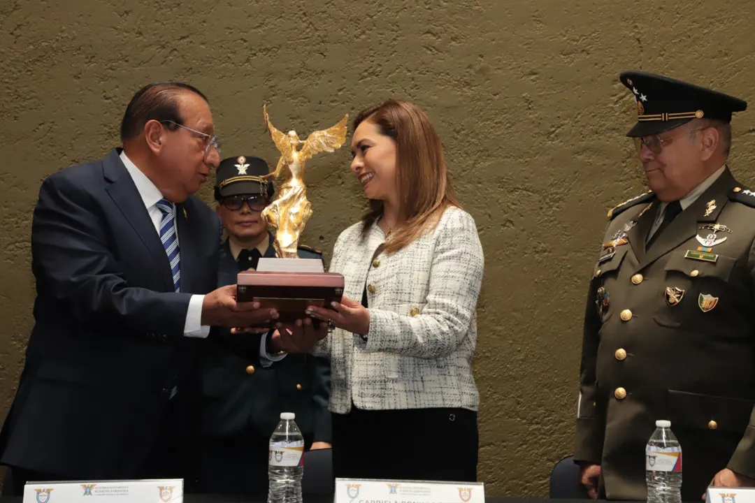 Recibe Gaby Bonilla galardón por labor altruista en Puebla