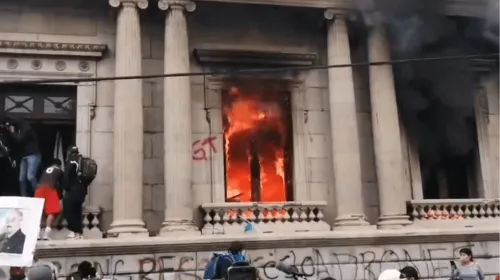 Cientos de manifestantes toman el Congreso de Guatemala y le prenden fuego