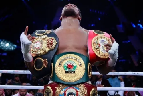 Promotor de boxeo dona máscaras protectoras a policías de Miami
