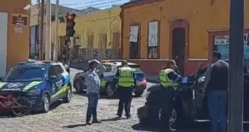 Choca patrulla de la policía en persecución, en el Barrio de Analco