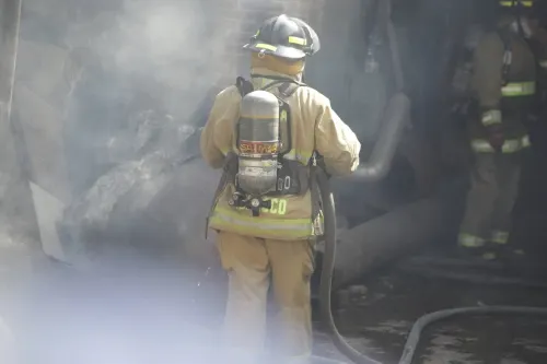 Incendio de fábrica y bodega de hilos en Xonaca deja daños materiales
