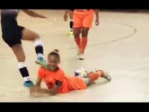 Jugadora da patadón en la cara a su rival por ‘habilidosa’
