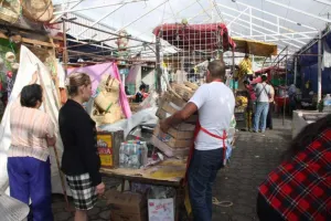 Al menos 500 informales permanecen en área del Mercado 5 de Mayo