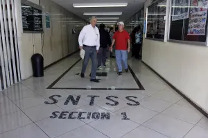 Entre disturbios inicia la renovación de delegados SNTSS