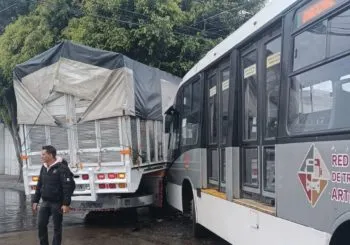 Camión de carga se impacta contra una vivienda tras chocar contra unidad del RUTA