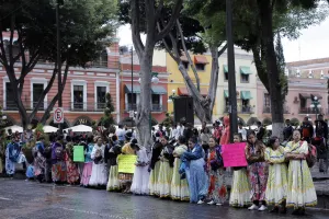 Alumnos forman cadena humana por mejores servicios