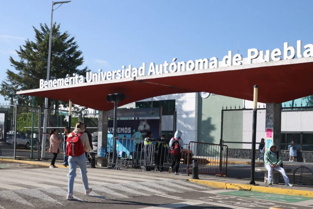 Anuncia BUAP clases en línea por cierre de accesos en CU