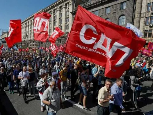 Marchan miles en el mundo por el Día Internacional del Trabajo