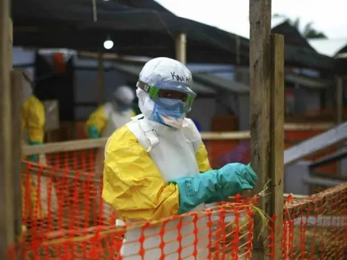 Ébola podría propagarse si no cesan los ataques: OMS