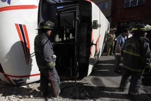 Unidad de la Ruta 65 choca y vuelca en la 28 Poniente