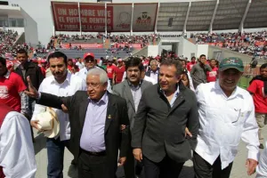 Enrique Agüera fue cobijado por antorchistas durante festejo en Estadio Universitario