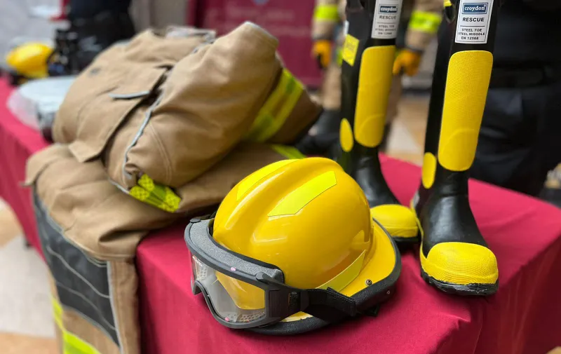 DIGNIFICA-ARIADNA-AYALA A-CUERPO-DE-BOMBEROS
