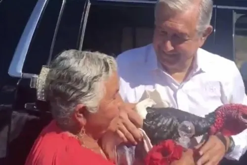 AMLO “olvida” medidas de sana distancia en visita a Oaxaca