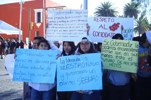 Padres de familia y estudiantes de la UDLAP-SEDIF exigen al Gobierno se respete comodato