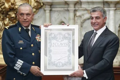 Tony Gali entrega la Clavis Palafoxiana al General Cienfuegos