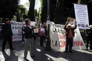 Militantes de izquierda se manifiestan contra reforma energética
