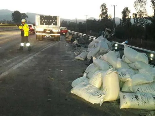 Vuelca tráiler con carga de azúcar en la México-Puebla