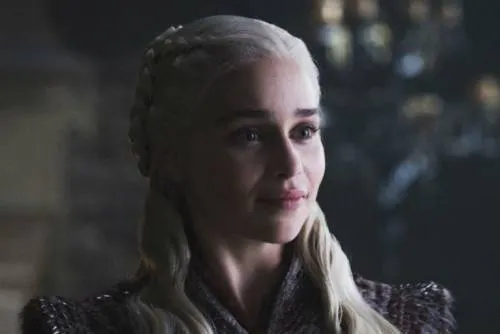 Emilia Clarke, actriz de Game of Thrones, revela que estuvo a punto de morir