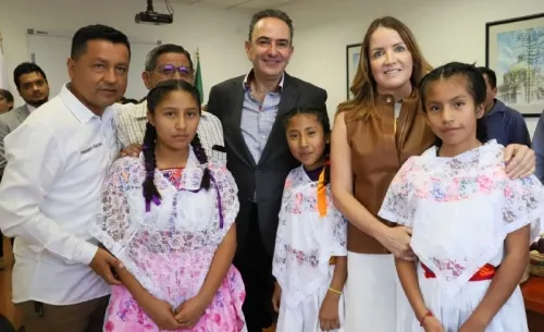 Entrega Voluntariado de la SFA apoyos para rehabilitar albergues indígenas
