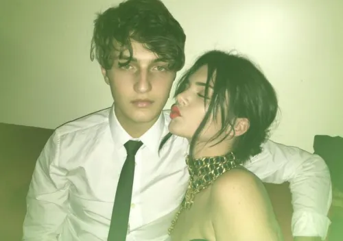Captan a Kendall Jenner besando al hermano menor de Gigi Hadid