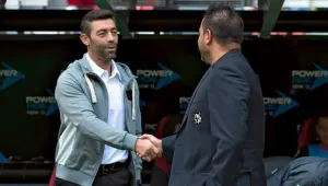 Homenaje a Chucho Benítez reconcilia a Caixinha y Mohamed