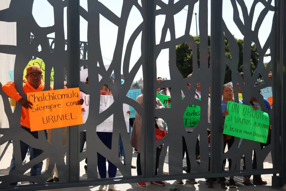 Habitantes de Ciudad Serdán y Tlachichuca, protestan fuera del Congreso de Puebla