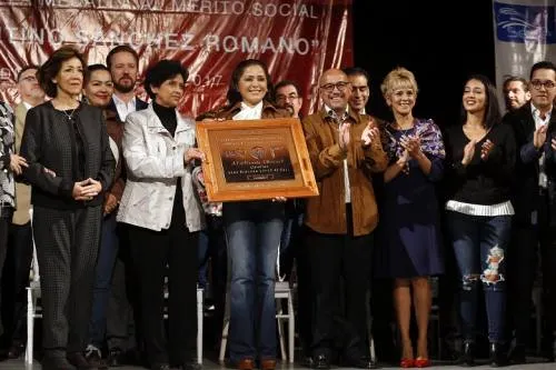 FROC entrega medalla al mérito social “Constantino Sánchez Romano” a Dinorah López de Gali