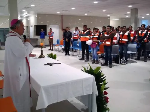 Bendice Monseñor Víctor Sánchez instalaciones de Granjas Carroll