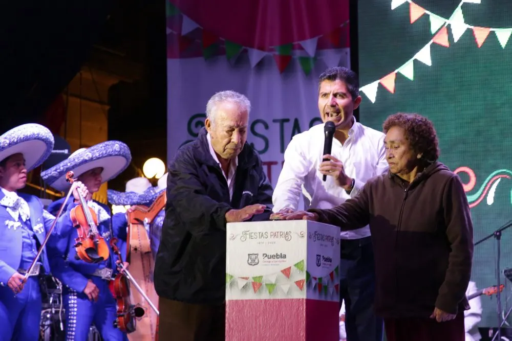 Eduardo Rivera enciende alumbrado de Fiestas Patrias en la ciudad de Puebla