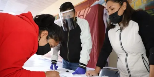 Karina Pérez Popoca entrega apoyos a más de 300 familias Sanandreseñas