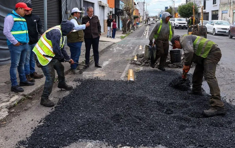 Supervisa Pepe Chedraui bacheo en la colonia Volcanes de Puebla